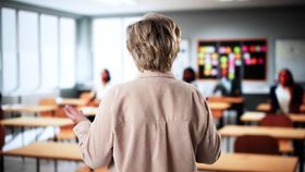 Moarte șocantă în Timiș! O învățătoare a murit după ce i s-a desființat postul: „A ieșit din biroul directorului și a făcut AVC”